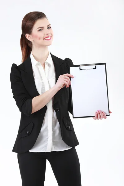 Feliz joven empresaria sosteniendo papel en blanco en el portapapeles en wh — Foto de Stock