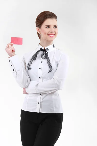 Empresária sorridente com um distintivo de negócios em branco isolado no wh — Fotografia de Stock