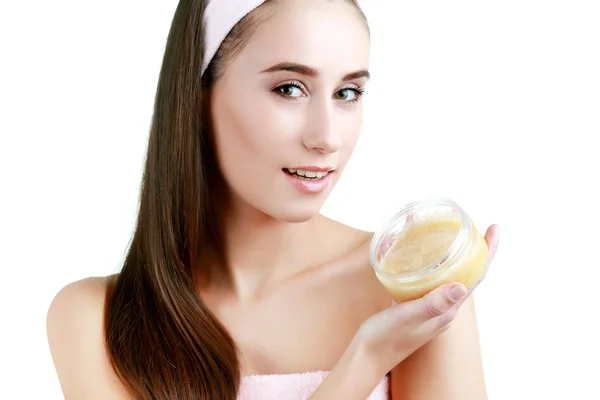Hermosa chica de spa sosteniendo tarro de crema aislado en blanco backgr — Foto de Stock