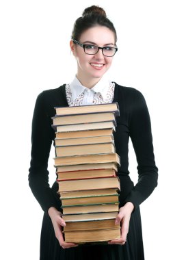 Kitap yığın üzerinde beyaz izole olan kadın