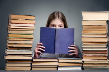 Eğitim ve okul kavramı - küçük öğrenci kızla gülümseyen 