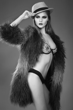 yüksek moda look.glamor siyah kumaş modelde güzel seksi şık beyaz genç kadının portresi