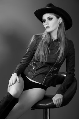 yüksek moda look.glamor siyah kumaş modelde güzel seksi şık beyaz genç kadının portresi