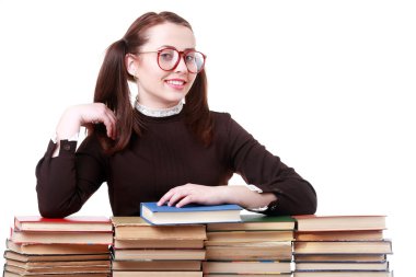 Kitap kitap ile masaya oturan genç kız.