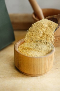 Hardal tozlu kâse manzarası