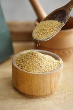 Hardal tozlu kâse manzarası