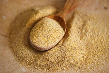 Masaya hardal tozu yığını.