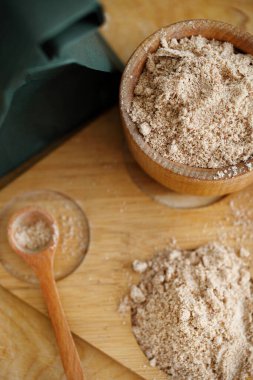 Kacang telur veya Fıstık yumurtası, fıstık, un, yumurta ve şeker içeren, tatlı ve lezzetli bir Endonezya geleneksel atıştırmalığıdır.