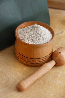 Tahta yüzeyde badem unu var.