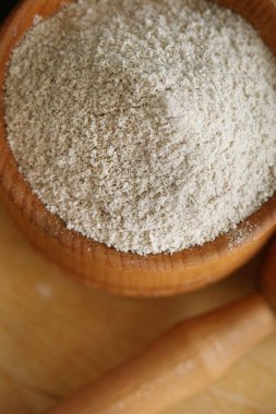 Kabuklu ve badem fıstıklı ahşap kasede.