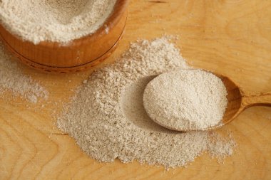 Tahta masadaki sağlıklı beyaz susam unu.