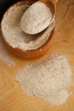 Tahta yüzeyde badem unu var.