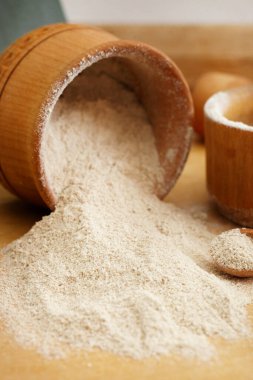 Tahta masadaki sağlıklı beyaz susam unu.
