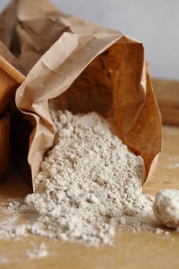 Badem unu üst görünümü kahverengi arkaplanda izole edildi