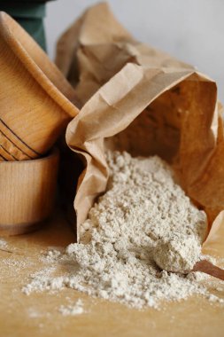 Tahta zemin üzerinde badem unu yığını