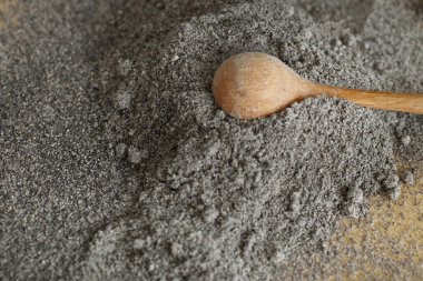 Kâselerdeki un ve yonca tohumları