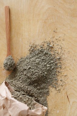 Ahşap masada yemek pişirmek için haşhaş tohumları.