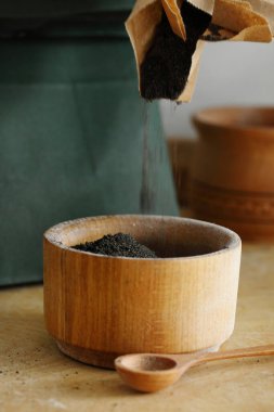 Ahşap masa üzerinde haşhaş unu olan haşhaş tohumları. Coeliac hastalığı kavramı.