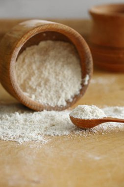 Masaya parçalanmış hindistan cevizi yığını.