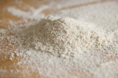 Masaya parçalanmış hindistan cevizi yığını.