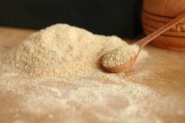 Tamamen kahverengi keten tohumu veya tahta kaşıkta keten tohumu.