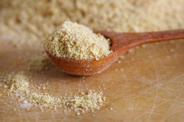 Tahta kaşıklarda keten tohumu ve un.