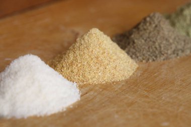 Ahşap arka planda organik vejetaryen unu.