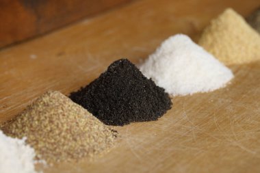 Ahşap arka planda organik vejetaryen unu.