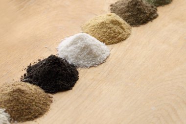 Ahşap arka planda organik vejetaryen unu.