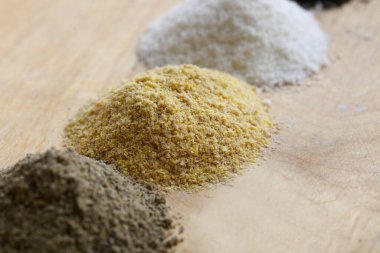 Ahşap arka planda organik vejetaryen unu.