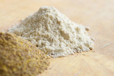 Tahta kahverengi masada çeşitli un türleri