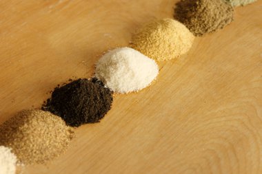 Tahta arka planda çeşitli un türleri