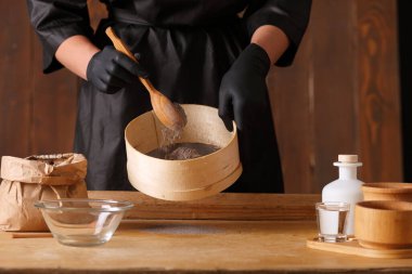 Elleri ekmek hamurunun üzerine serpiştirilmiş un