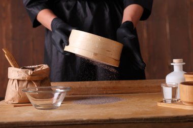 Elleri ekmek hamurunun üzerine serpiştirilmiş un