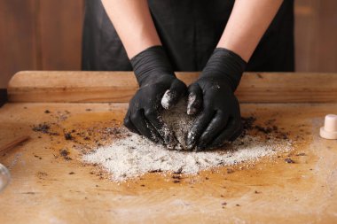 Yemek pişirme süreci. Haşhaş tohumlarıyla tatlı rulo hazırlıyorum. Kabuklu tatlıyı hazırlıyorum. Kabuk, kruvasan ve kekin karışımıdır..