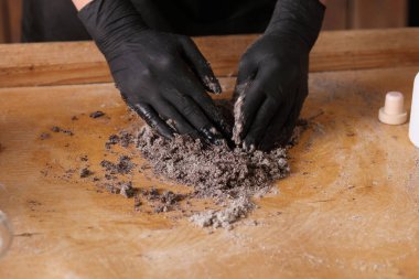 Ekmek yapan kadınların ellerini kapat..