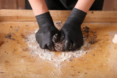 Haşhaş tohumlarını birlikte pişiriyoruz. Tahtasında un ve merdane olan hamur. Hazır, hamuru fırlat. Fırıncı. Mutfakta haşhaş tohumlu börekler ve turtalar..