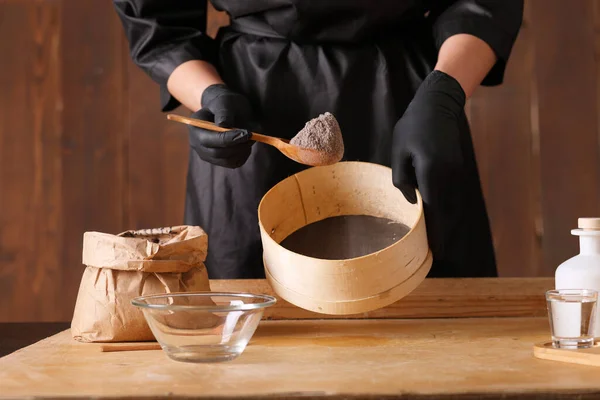 Mesa Cozinha Pedaço Massa Levedura Crua Mãos Masculinas Estão Segurando — Fotografia de Stock