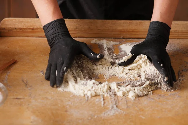 Close Mãos Mulher Fazendo Pão — Fotografia de Stock