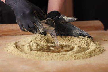 Yemek hamuru. Yemek pişirme süreci. Hardal unu.