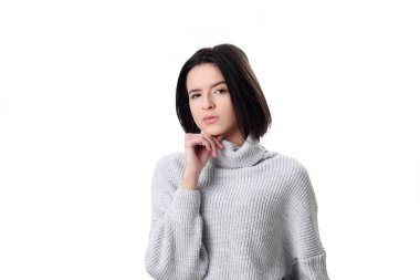 Beyaz arka planda kameraya gülümseyen güzel esmer kızın portresi..