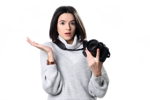 Junge Schöne Frau Fotografiert Mit Vintage Fotokamera Über Isolierten Hintergrund — Stockfoto