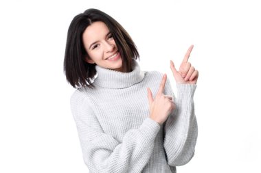 Beyaz arka planda izole edilmiş bir retro kamerada fotoğraf çeken gülümseyen güzel bir kızın portresini yakından çek.