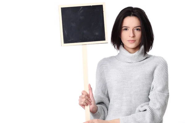 Hermosa Joven Sonriente Sosteniendo Una Hoja Papel Blanco Para Publicidad — Foto de Stock