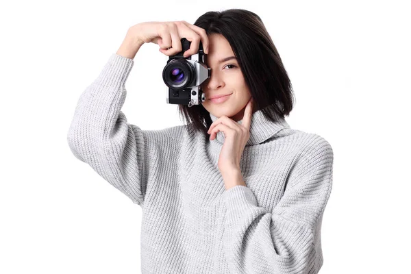 Portret Van Een Lachende Jonge Vrouw Met Retro Camera — Stockfoto