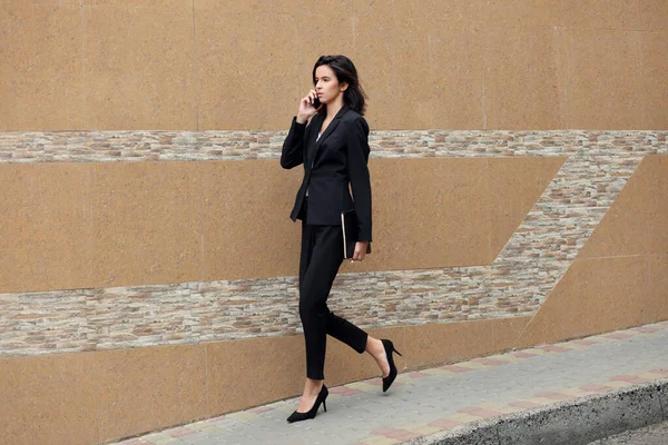 Zakelijke Vrouw Spreekt Mobiele Telefoon Straat — Stockfoto