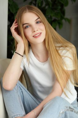 Genç kız karantinada kalıp dinleniyor. Kız evde dinleniyor.