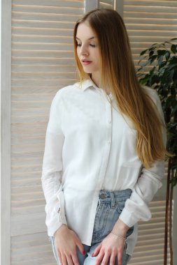 Evdeki genç ve güzel kadın kameraya bakıyor..