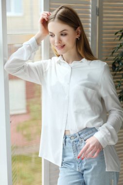 Genç kız karantinada kalıp dinleniyor. Kız evde dinleniyor.