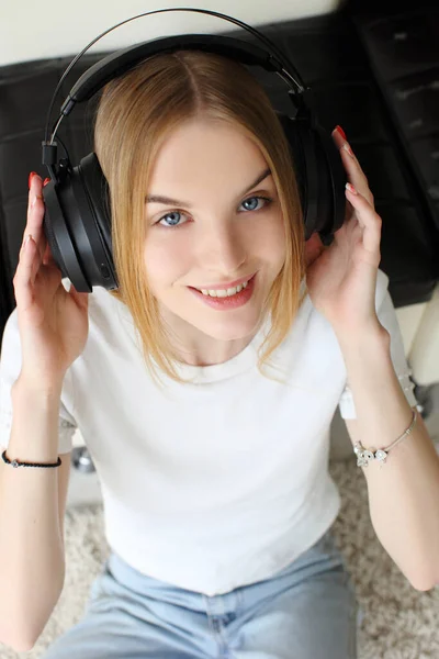 Jonge Vrouw Met Koptelefoon Die Muziek Luistert — Stockfoto